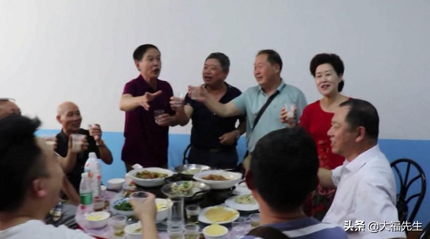 钢铁年代战友重逢,钢铁情怀