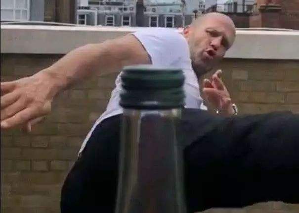 小朋友把瓶子打碎后表现,小孩把酒瓶打碎被揍了