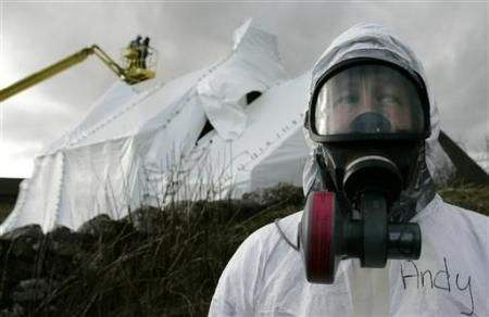 英国大爷用卫生巾当口罩，逛超市众人围观，你大爷还真是你大爷