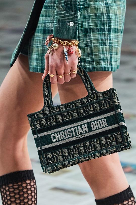 2023新款时尚半圆马鞍包,新款时髦高级感包