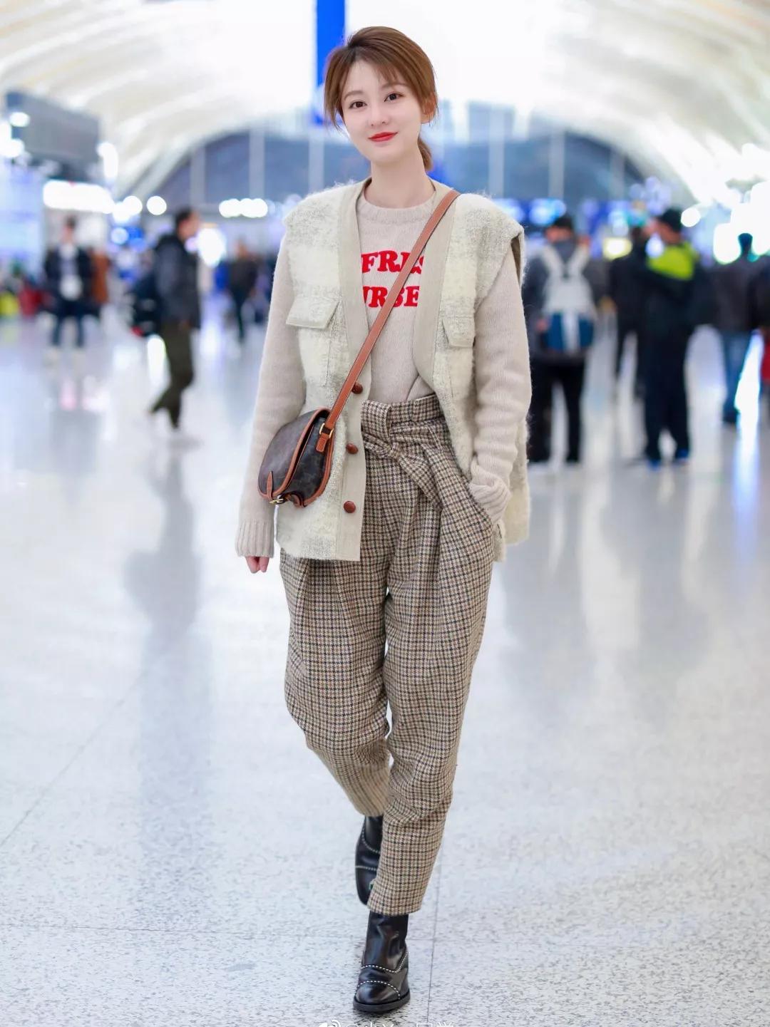 乔欣的包能装下什么,乔欣真的很有钱吗