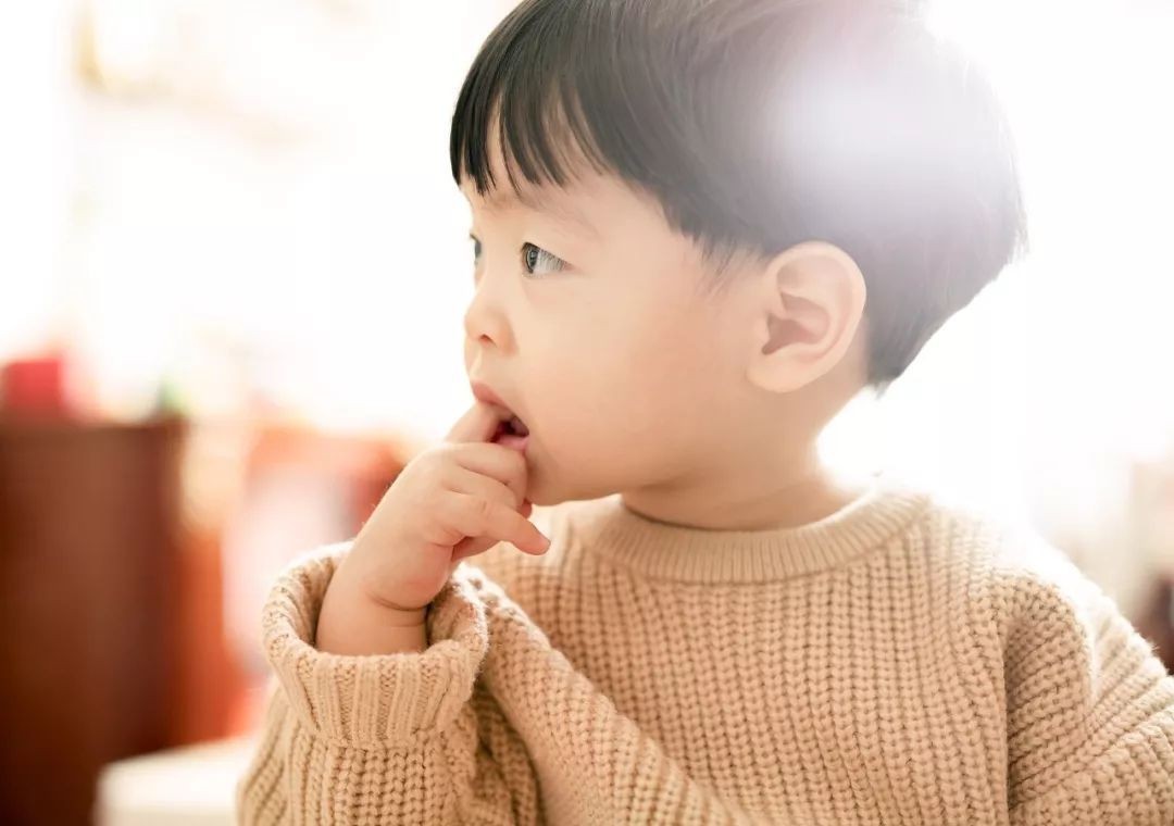 四岁宝宝啃手指甲脚趾甲怎么回事,四岁宝宝啃脚指甲怎么回事