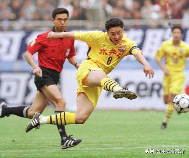 他曾大方承认改过年龄，代表国足创历史，意甲队友管他叫“爷爷”