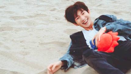 王源差点被台阶绊倒,王源一不小心绊倒自己系列