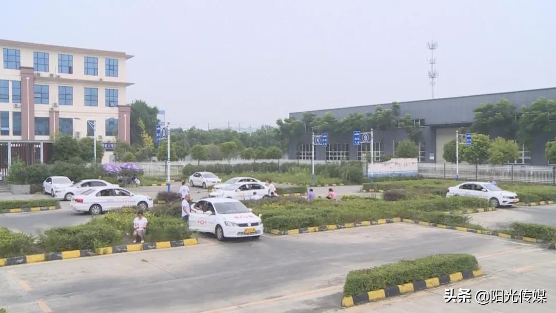 高考结束正是驾校学车的好时机,学车热高考结束驾校迎来报名高峰