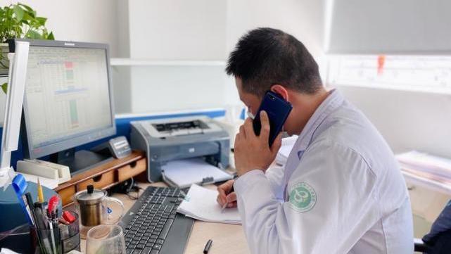 一声惨叫，小女孩捂着*体下**倒地不起：一定要注意骑跨伤