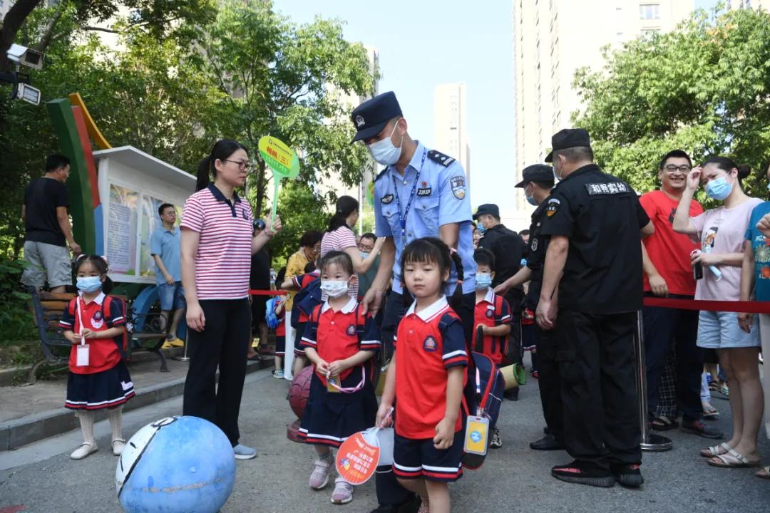 【我为群众办实事】开学“大片”，他们怎会缺席！