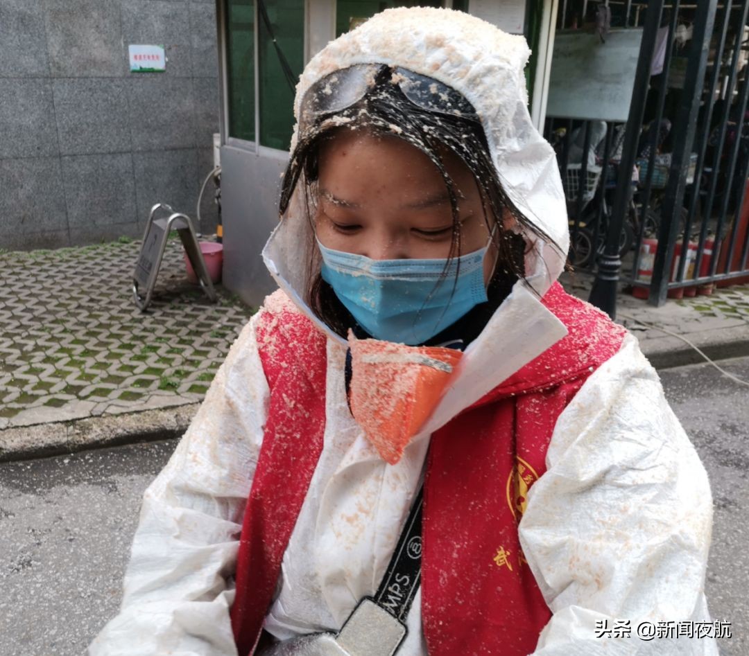 每切一块冻猪肉，就像下了一场猪肉味儿的雪……