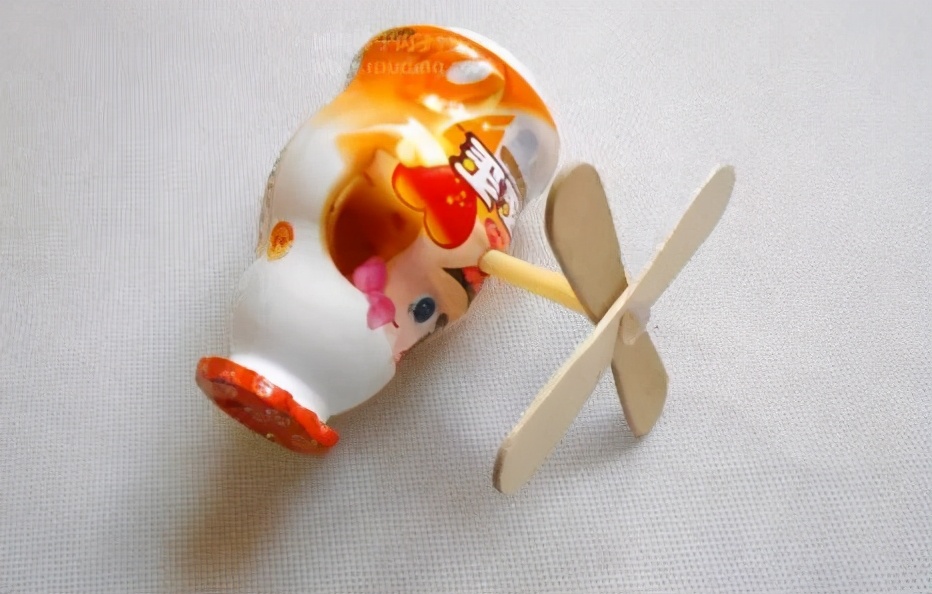 能飞的手工飞机制作幼儿园,国庆幼儿园手工制作飞机图文