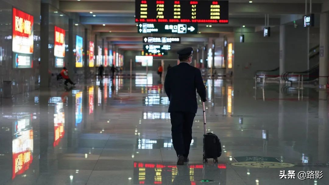 抗击疫情守护平安摄影征稿,战疫情保春运铁路警察在行动