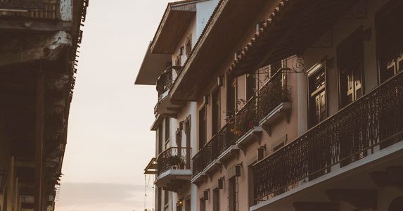 故事：丈夫日进斗金，却拿几十块山寨包哄我，偷查他公司账目我怒了