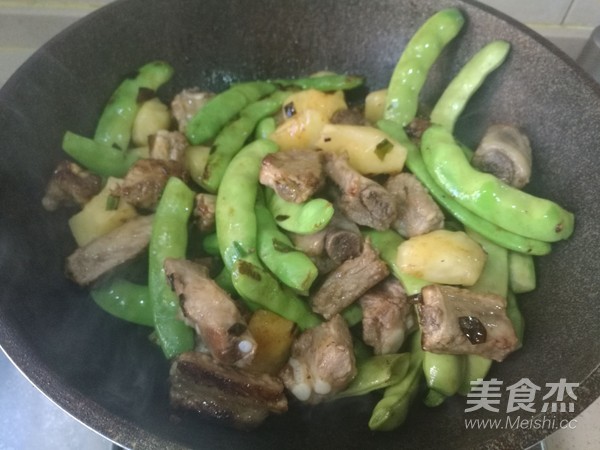 炖排骨之前需不需要把肉先炒一下,炖排骨别再直接焯水教你一招不硬