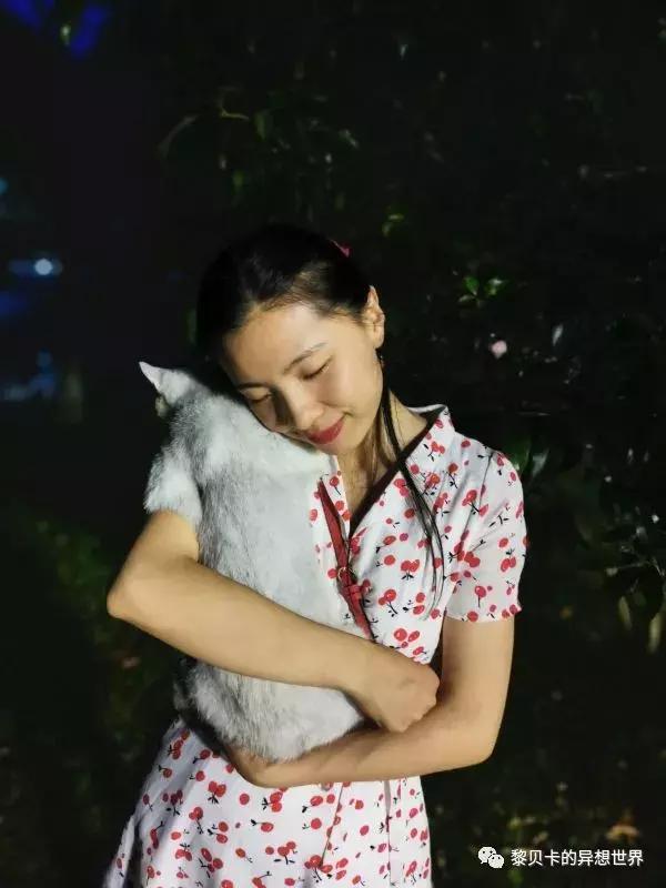 她们穿的连衣裙,她们穿的花裙子