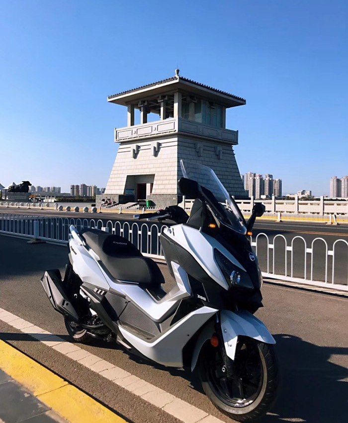 2021款三阳巡弋300阿尔法白色摩旅,三阳joymax-z300和巡弋300