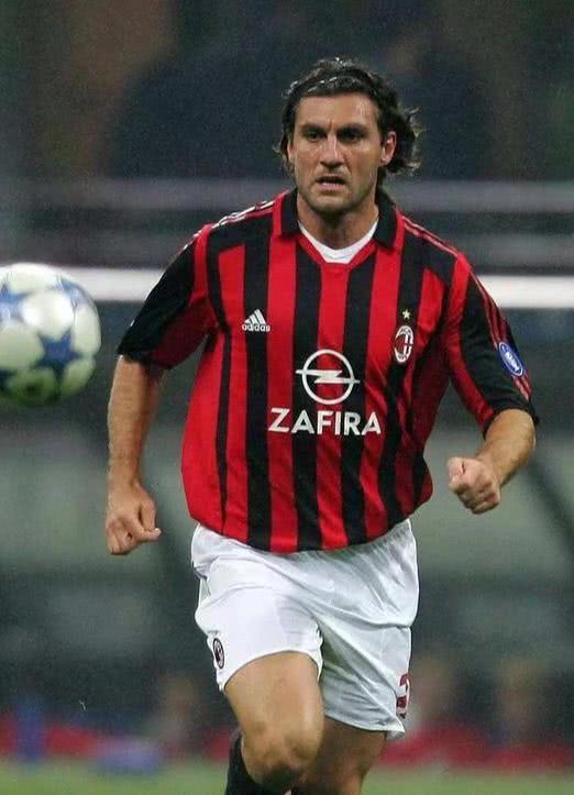 足坛史上十大头球最厉害的中锋,足坛最强壮的人