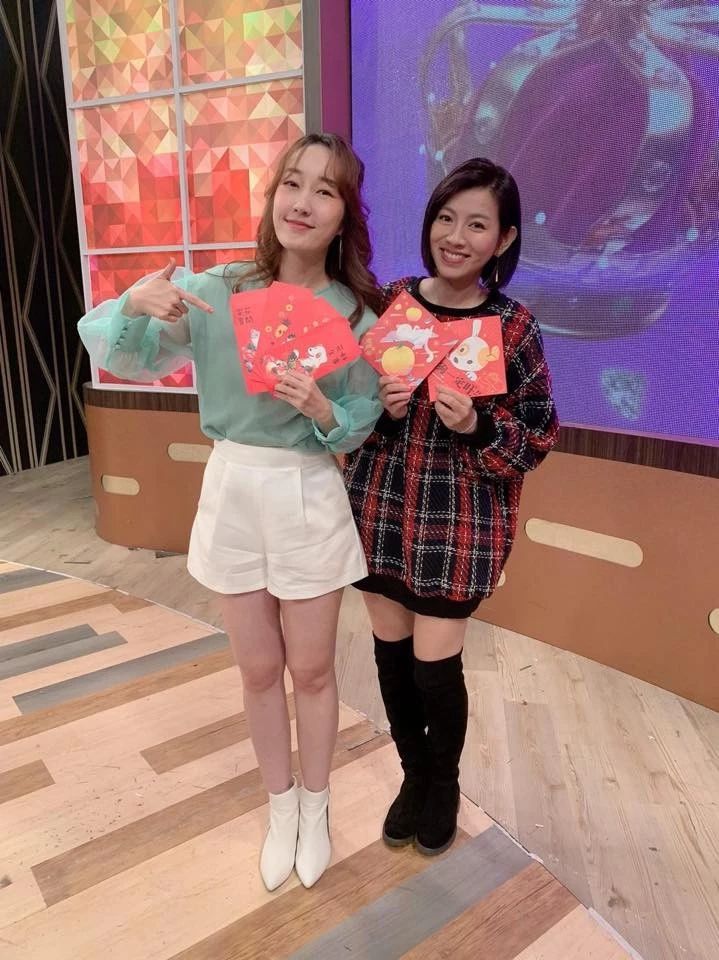 女子玩水踢小孩,女的玩水小孩被踢