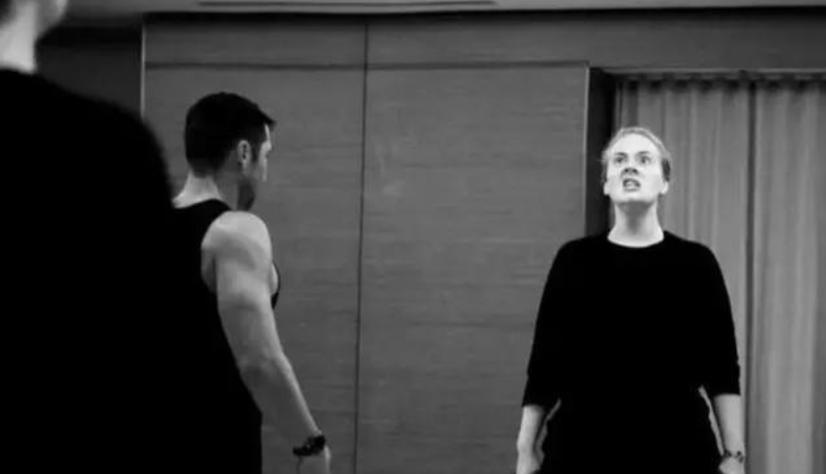 阿黛尔离婚后暴瘦40斤!整容式甩肉变复古俏名媛,美得太高级