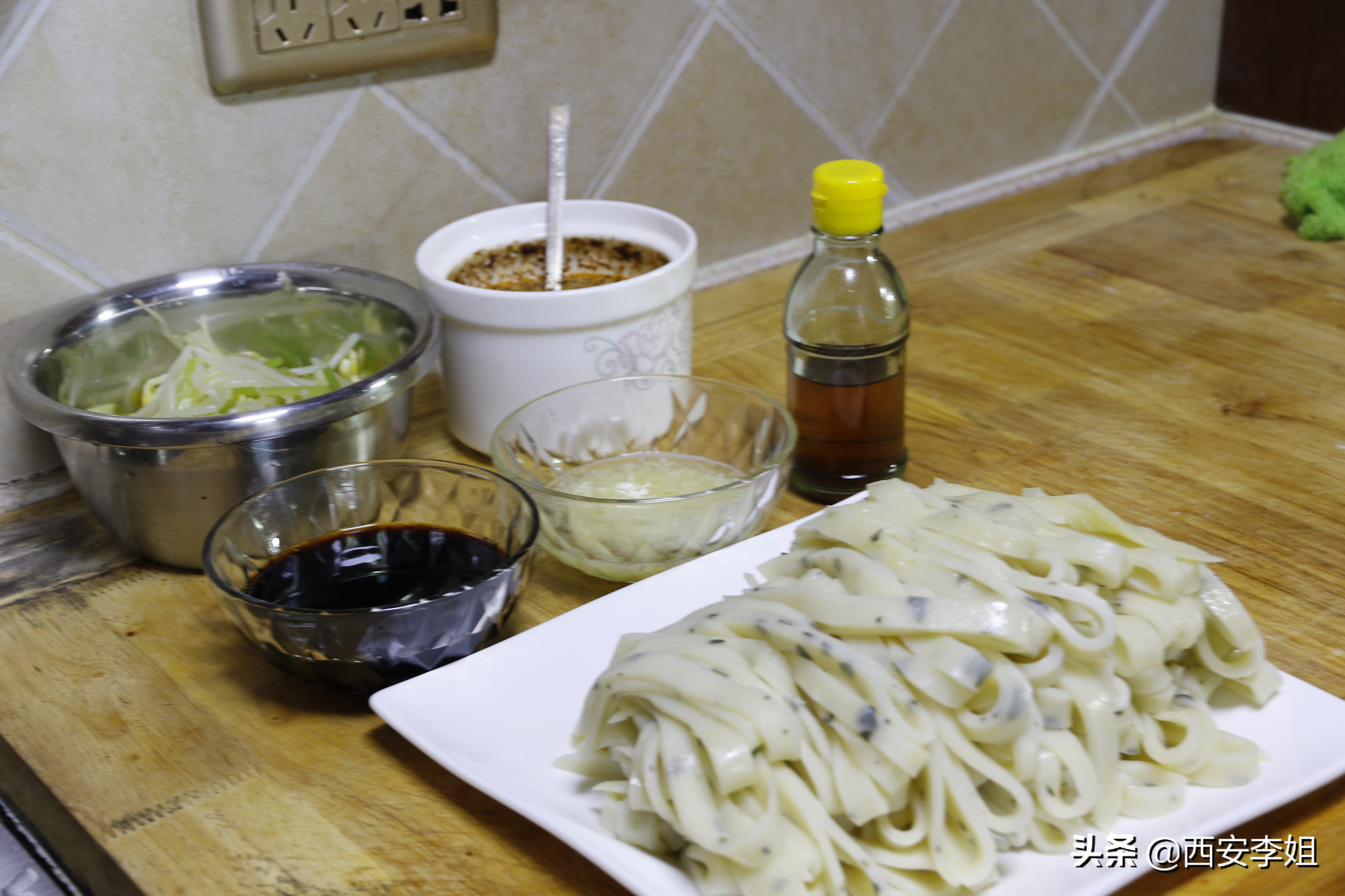 陕西凉皮正宗做法放不放麻酱,手把手教你做出陕西特色小吃凉皮