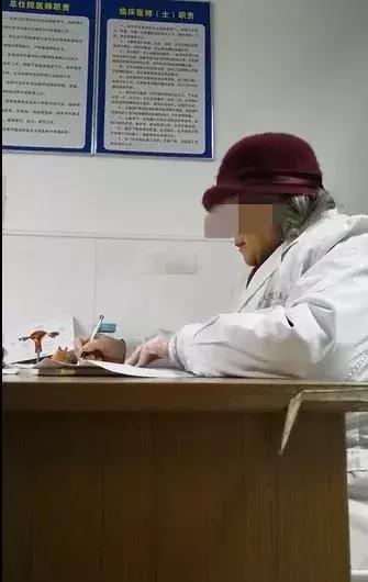 今天必须曝光他们！医院门口这些人谁认识？