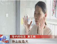 男孩喝碳酸饮料瓶爆炸,一小孩被喷泉水柱冲起