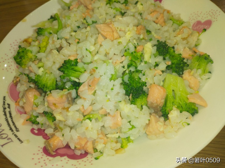 三文鱼蛋炒饭做法大全,这样做晚餐真的省事又有足够营养