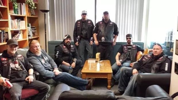 这群花臂壮汉骑哈雷，不收保护费，25年来甘当受欺凌孩子的守护神