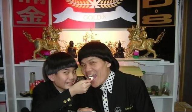 香港艺人八两金,香港八两金穿西装