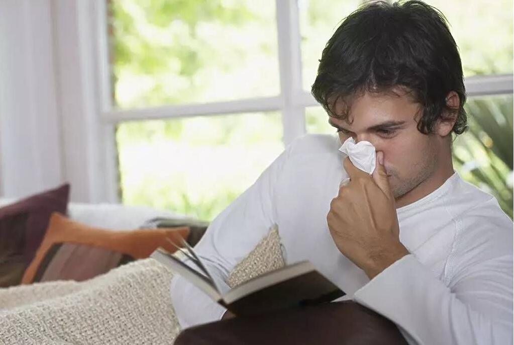 过敏性鼻炎引起咳嗽要注意什么,常年性过敏性鼻炎应该怎么来治疗