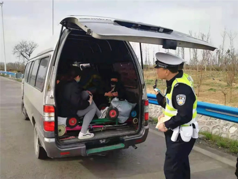 私家车拉货被交警查到怎么处罚,私家车拉货摆地摊属于非法营运吗