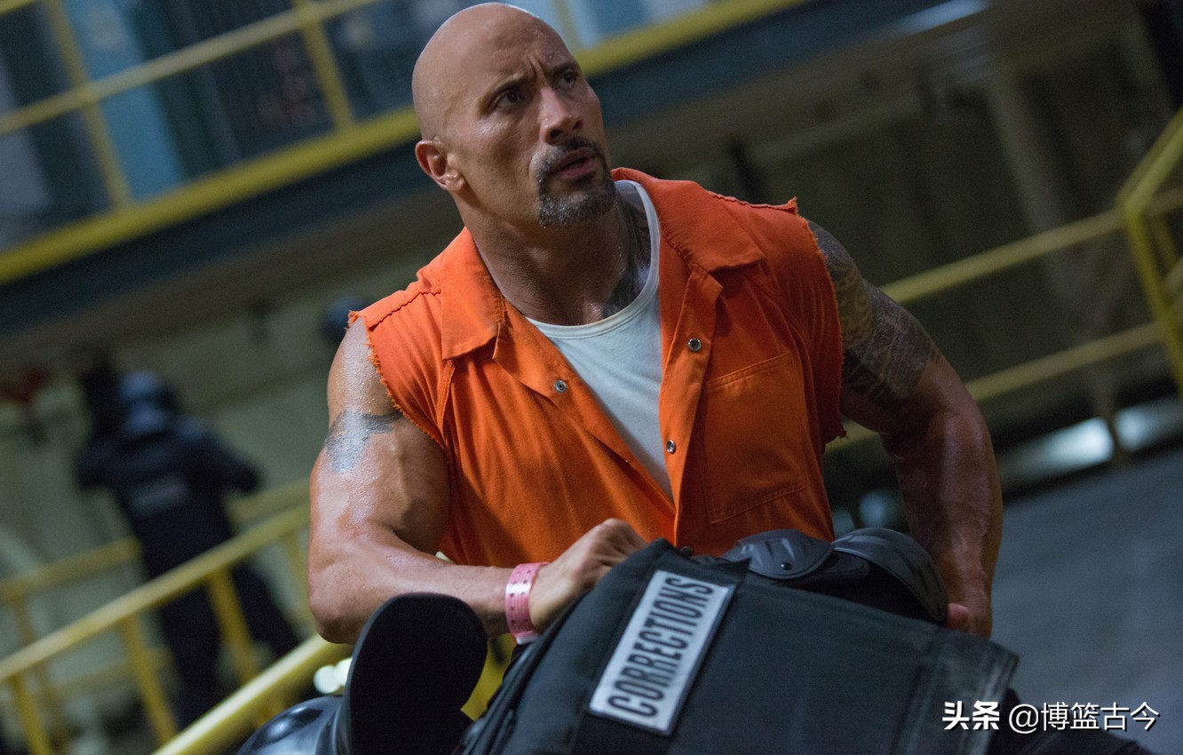 巨石强森和nba湖人队合影,巨石强森跟nba球员合影