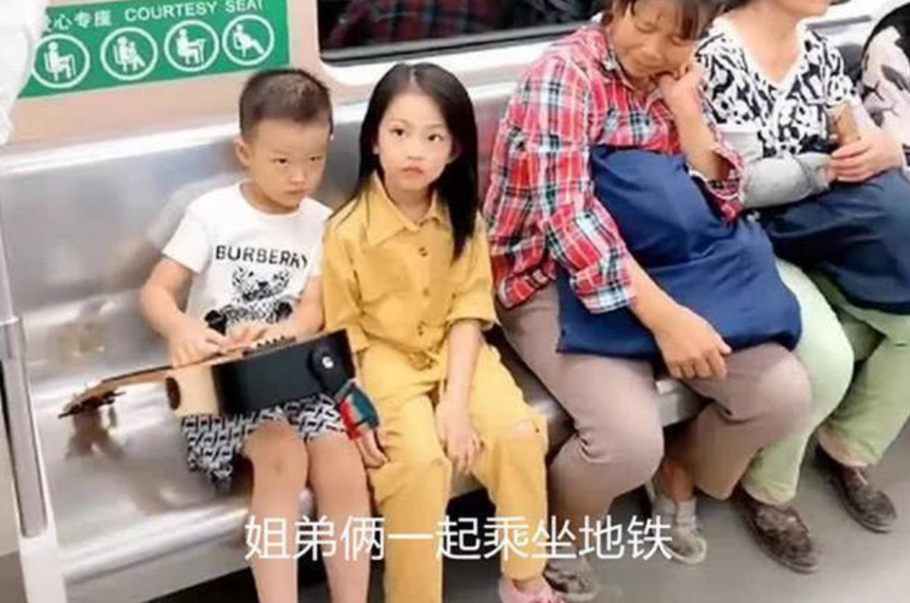 姐弟俩地铁上的“坐姿”火了，乘客纷纷称赞：这才是真正的富养