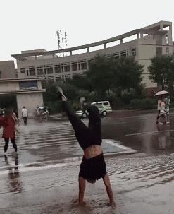 搞笑gif妹子的内心是崩溃的,搞笑gif妹子原来是个逗比