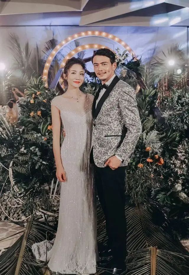 杨烁小包总露腹肌视频,小包总杨烁绯闻