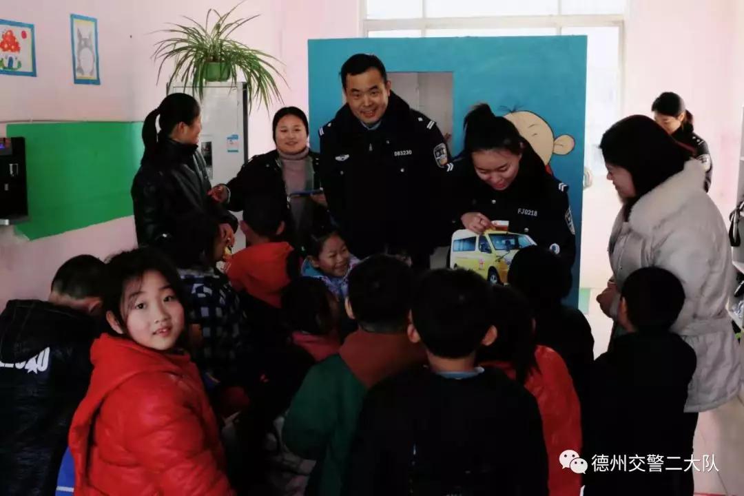 交警带领萌娃学交规,交警进幼儿园上交通安全课