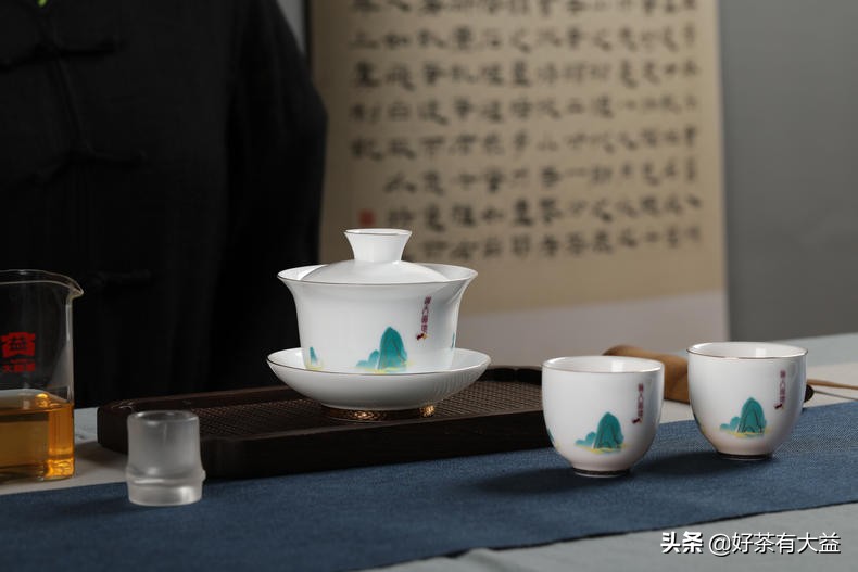 远山含黛探洞天财鼠撷宝得福地