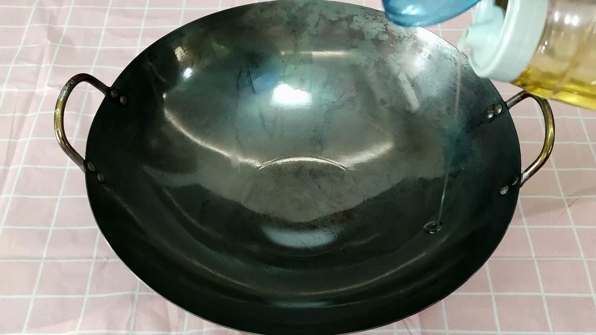 新铁锅千万别直接烧,等于吃掉了涂层,大厨正确开锅不生锈不粘锅