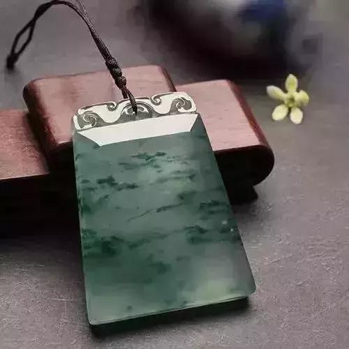 6类人群、30种翡翠。翡翠可不能随便送人，现在看还不晚！