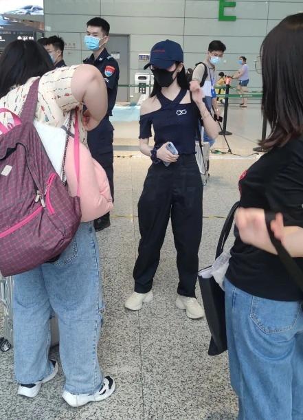 鞠婧祎与圣诞树合照，动图肤白貌美显腿长，网友称摄影师辛苦了