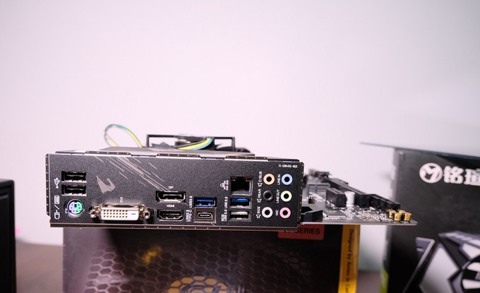 我给我老婆配了一台他们单位最好的电脑，让她再也没有理由划水