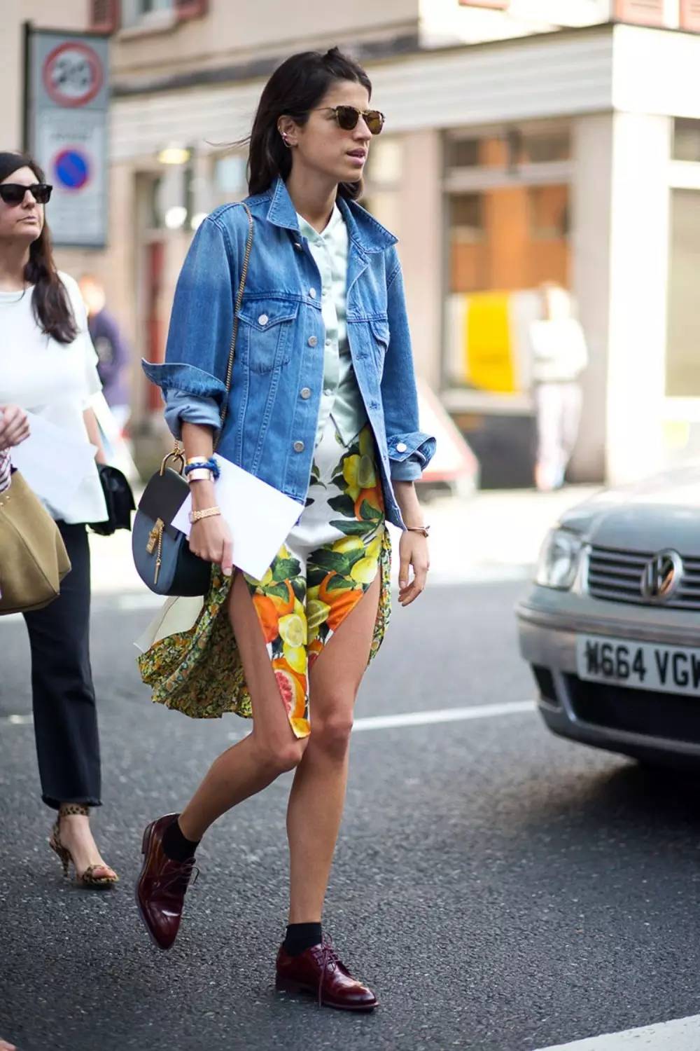 它们是街拍中永不落伍的存在也是你衣柜的救星