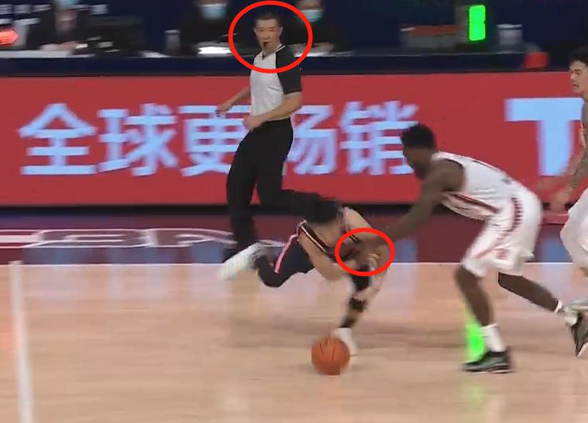 3次漏判！56号裁判为何吹王怀玉技术犯规？他让赵睿莫再责备小弟