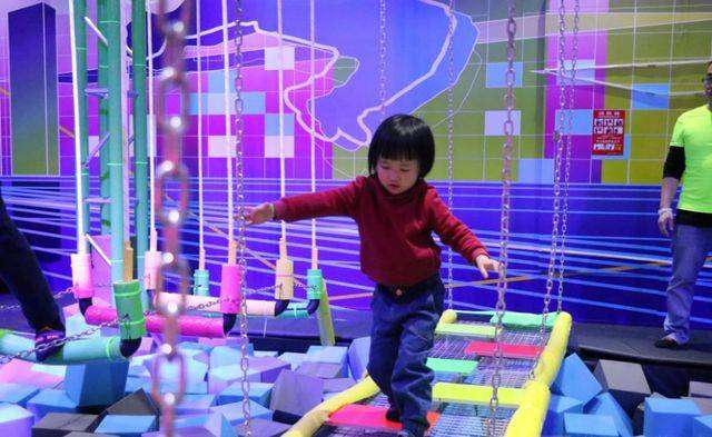 蹦床主题游乐场360度旋转闯关,各种花式蹦床合集