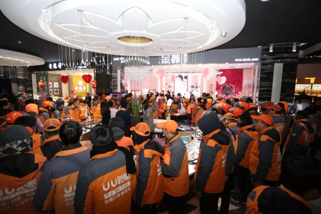 金鑫珠宝郑州永和铂爵店亮相，引数百名跑男排队代购