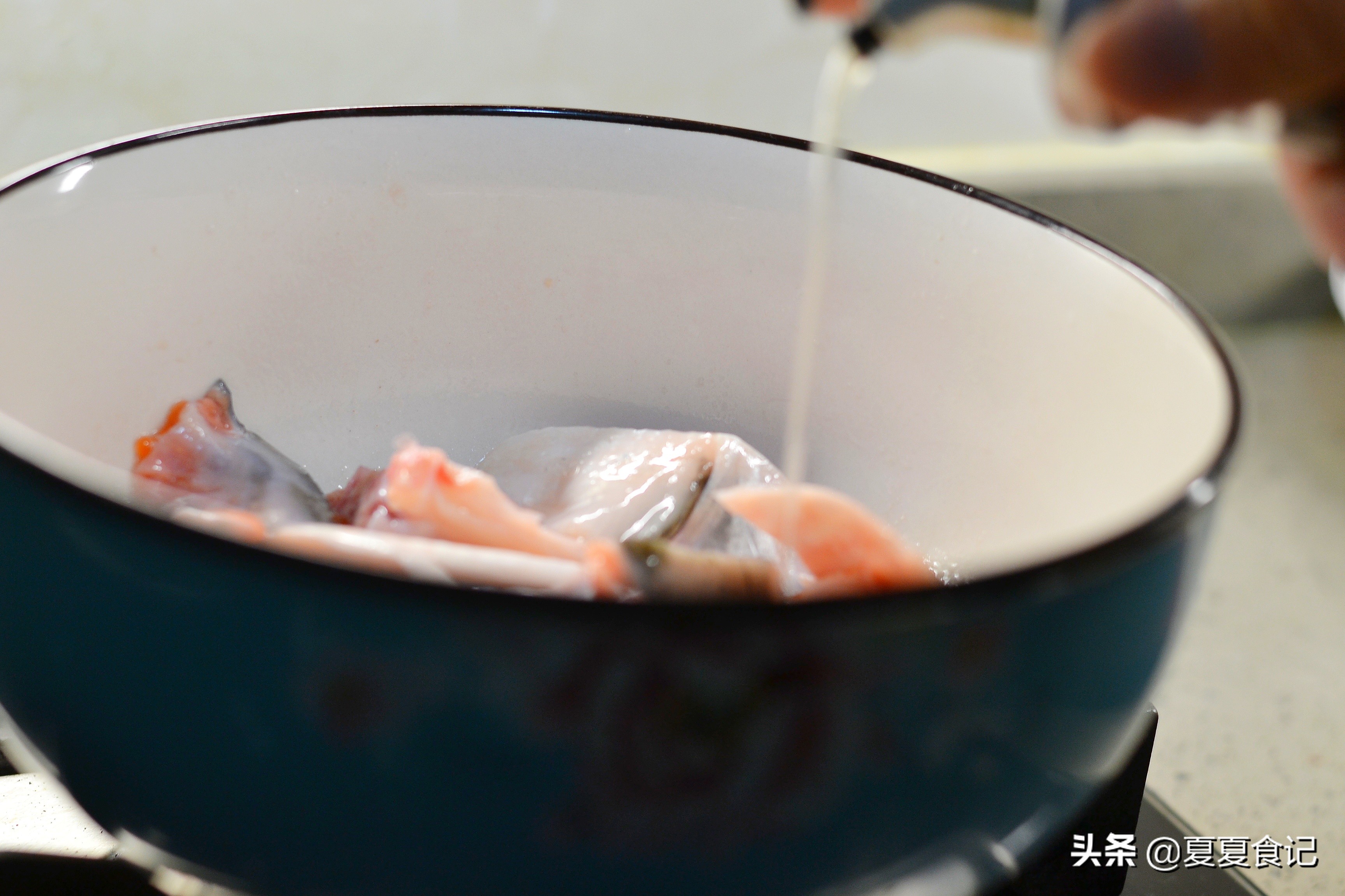 三文鱼头煮汤怎么做汤好喝,简易又美味的三文鱼头汤做法