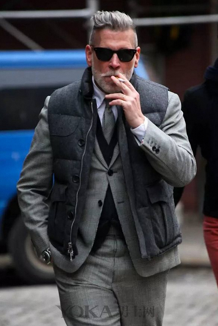 初秋马甲怎么穿好看,棋盘格针织马甲背心深秋款搭配