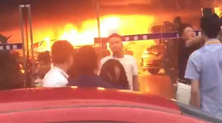 东莞男子凌晨开车冲撞店铺,广东一男子酒后砸车事件