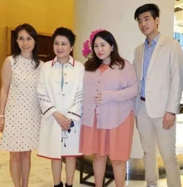 叛逆千金何超盈：未婚先孕，闪婚小8岁哈尔滨学霸，如今怎样了？