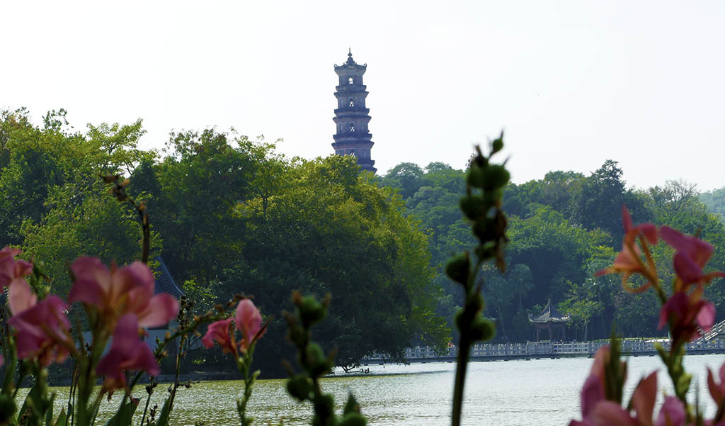 惠州西湖苏东坡小妾墓,惠州西湖和苏东坡有什么关系