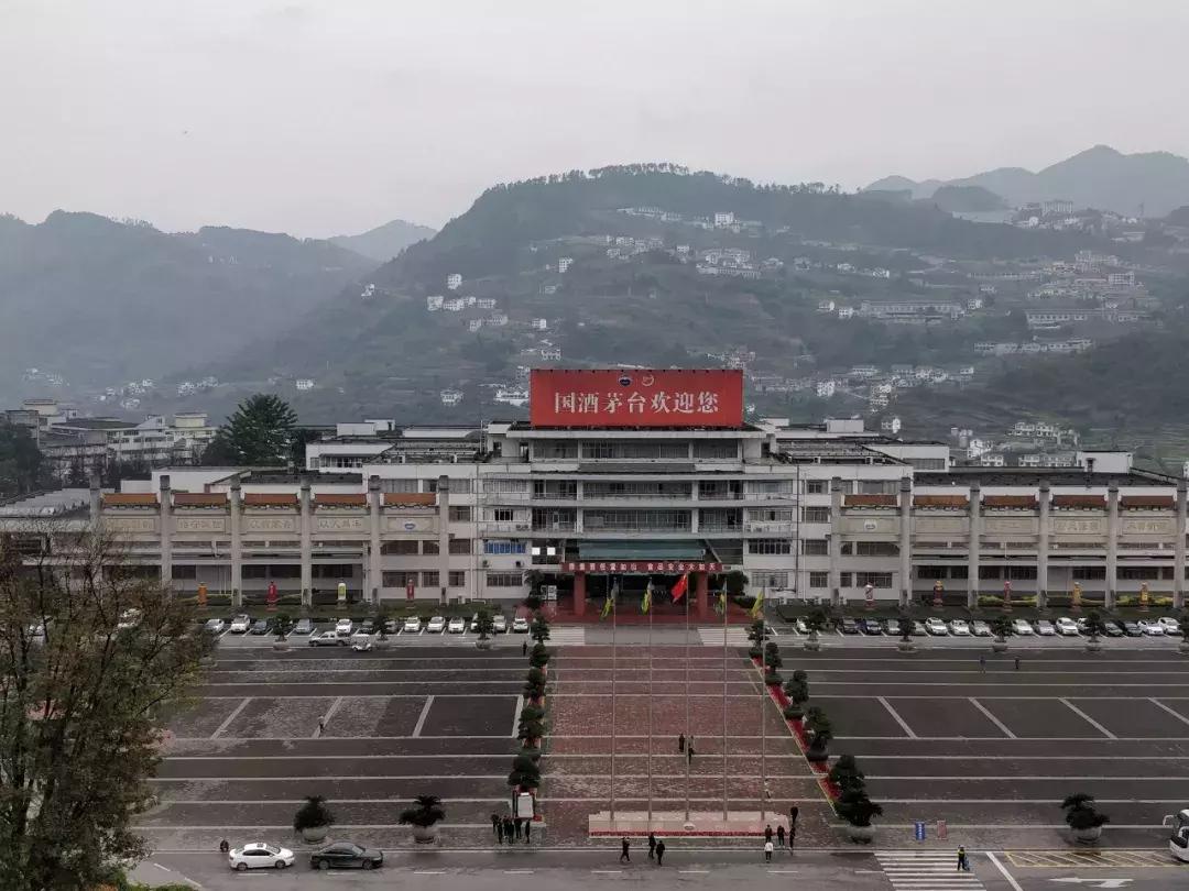 探访茅台镇:空气里都飘着酒精,装卸工月入万元村民盼*迁拆**