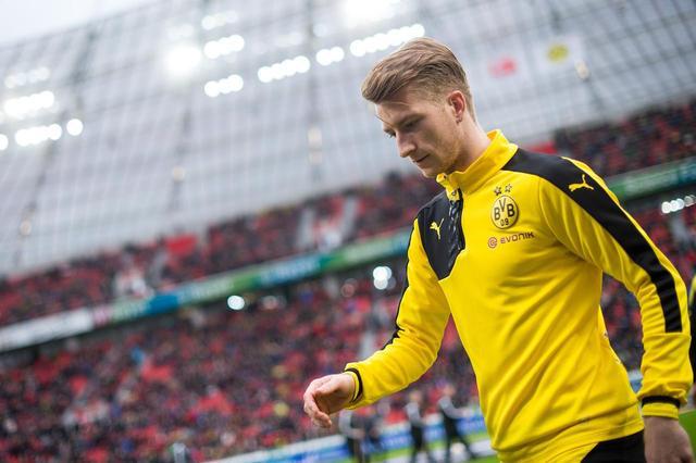 多特三杰哈兰德贝林厄姆桑乔合影,哈兰德把桑乔吓跑了